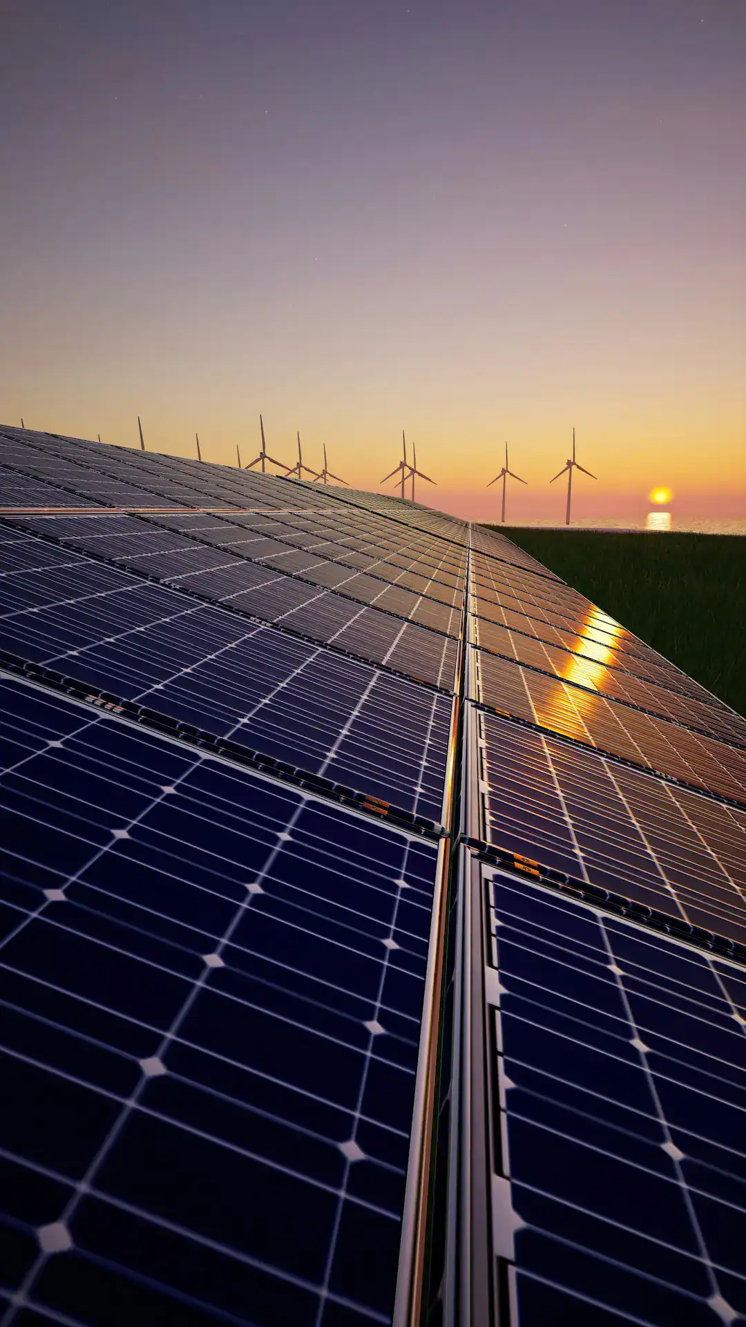 Solaranlage und Windräder bei Sonnenuntergang am Meer
