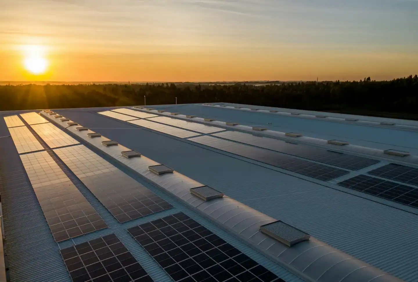 Solaranlagen auf Industriedach bei Sonnenuntergang