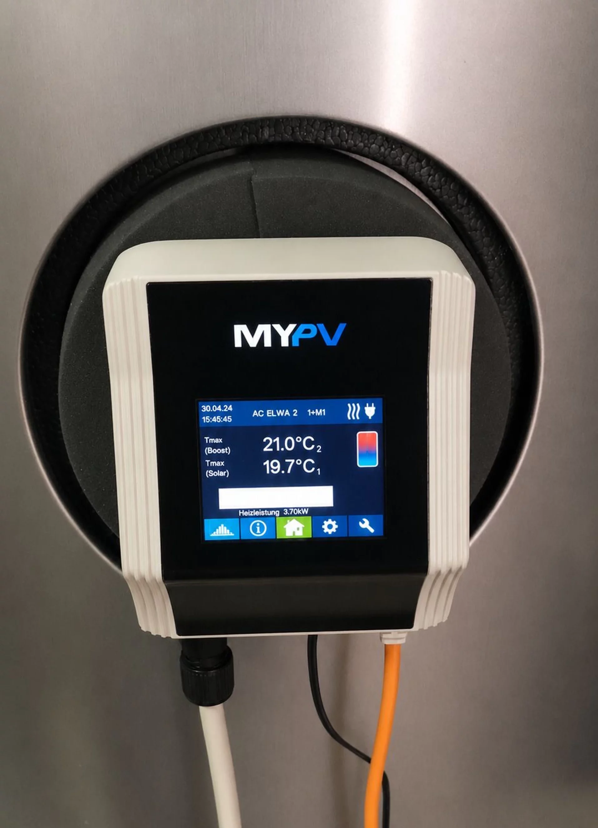 MYPV Steuergerät an Warmwasserspeicher montiert