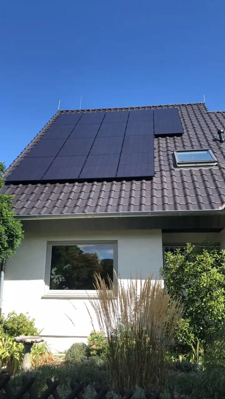 Solaranlage auf Hausdach unter blauem Himmel