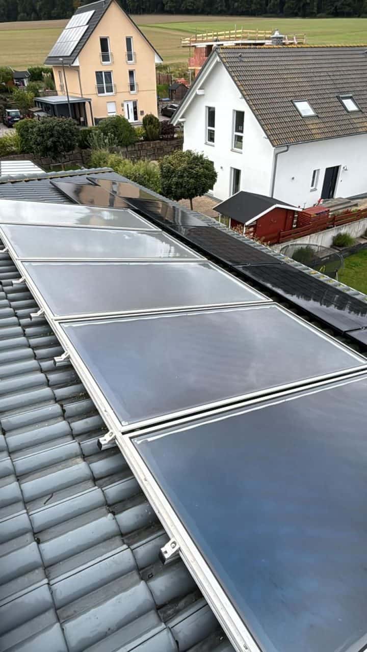 Solarkollektoren auf Hausdach im Wohngebiet