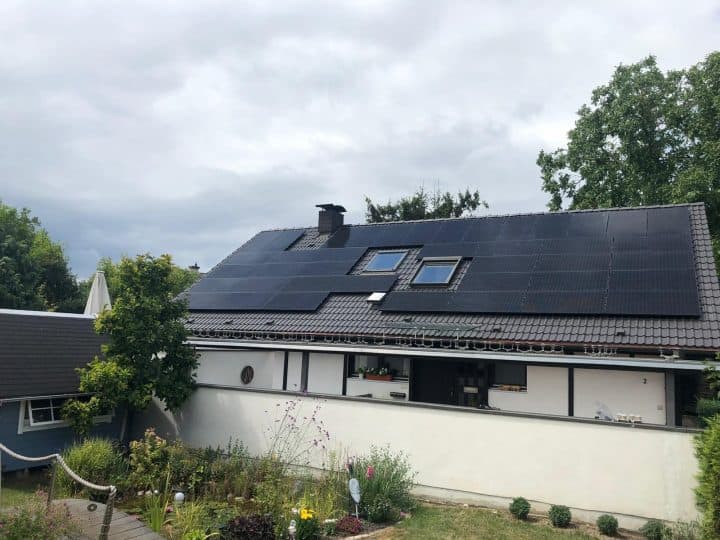 Wohnhaus mit Solaranlage auf dem Dach